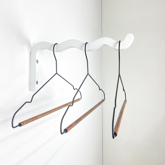 Wavy clothes hanger | White | 12"x6"