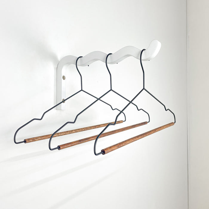 Wavy clothes hanger | White | 12"x6"